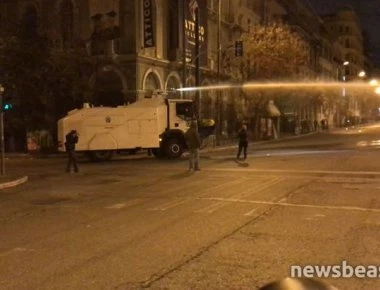 Υδροφόρες αντλίες επιστράτευσε η Αστυνομία κατά των μολότοφ